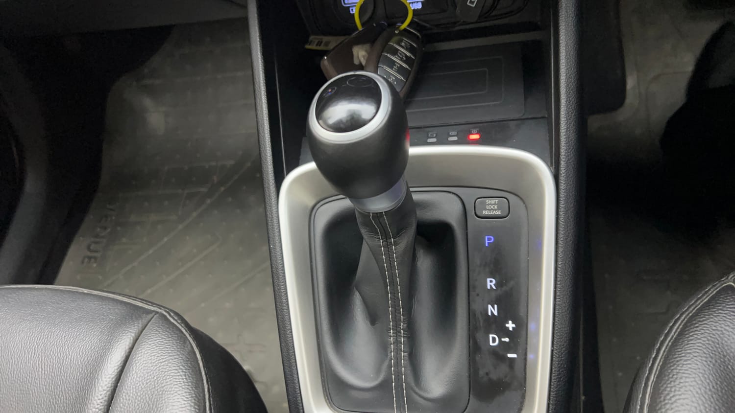 Used 2020 Hyundai Venue SX Plus 1.0 Turbo DCT Petrol Automatic interior GEAR  KNOB VIEW
