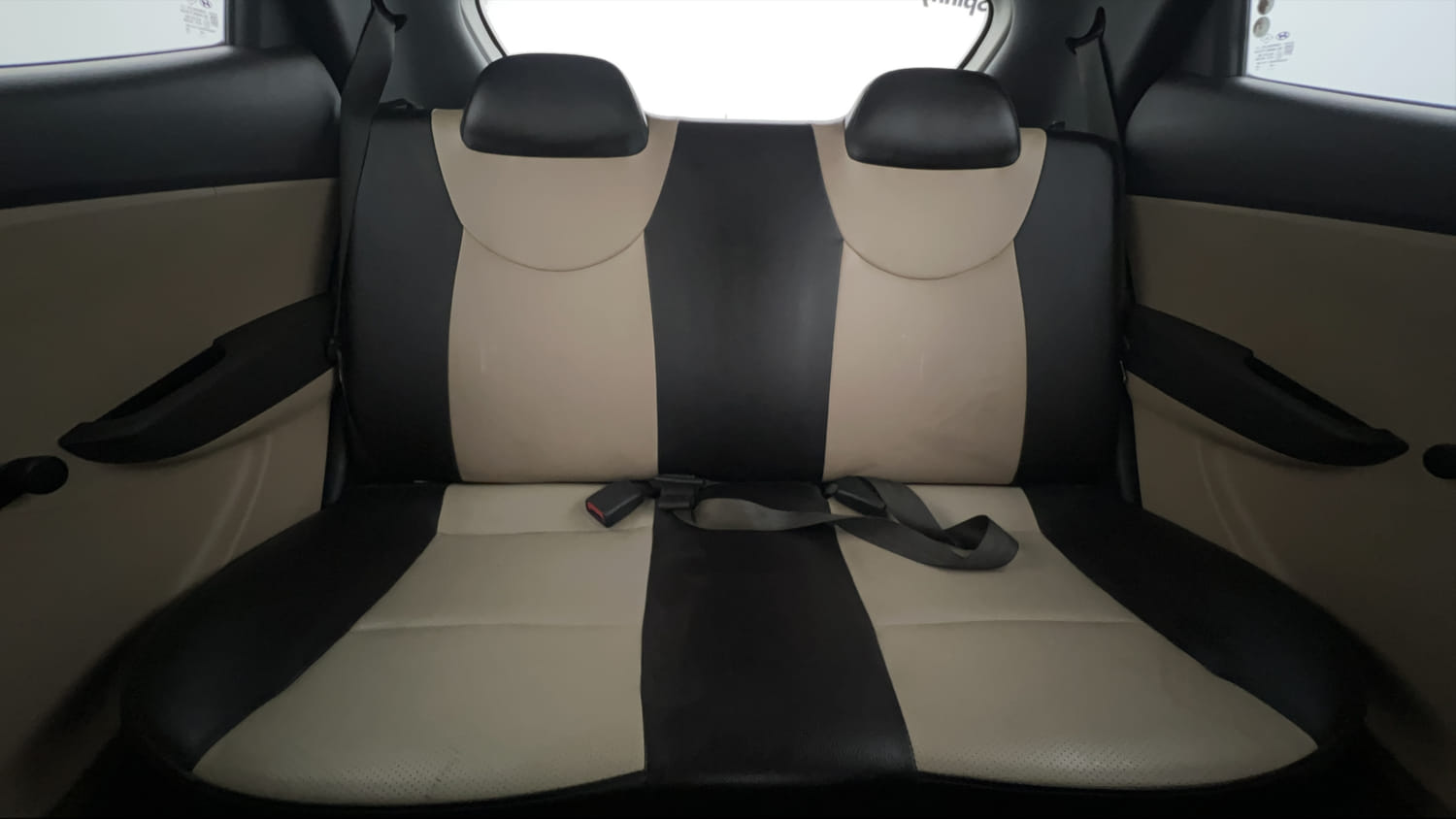 Used 2014 Hyundai Eon Era + Petrol Manual interior REAR SEAT CONDITION VIEW