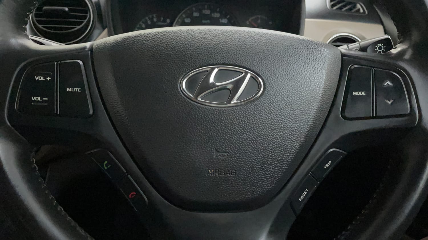 Used 2015 Hyundai Xcent SX 1.2 (O) Petrol Manual top_features Airbags