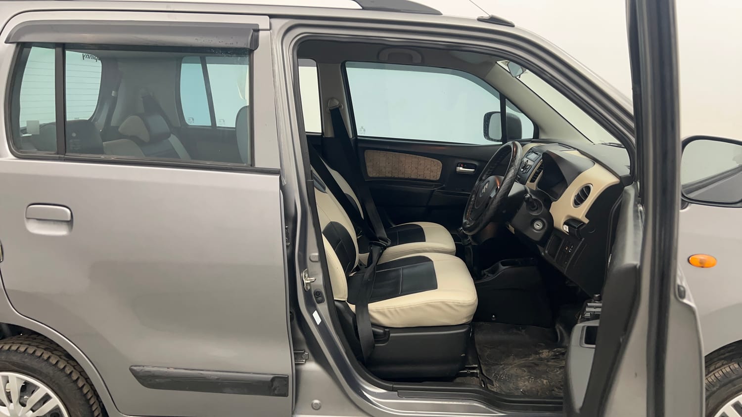 Used 2017 Maruti Suzuki Wagon R VXI Petrol Manual interior RIGHT SIDE FRONT DOOR CABIN VIEW