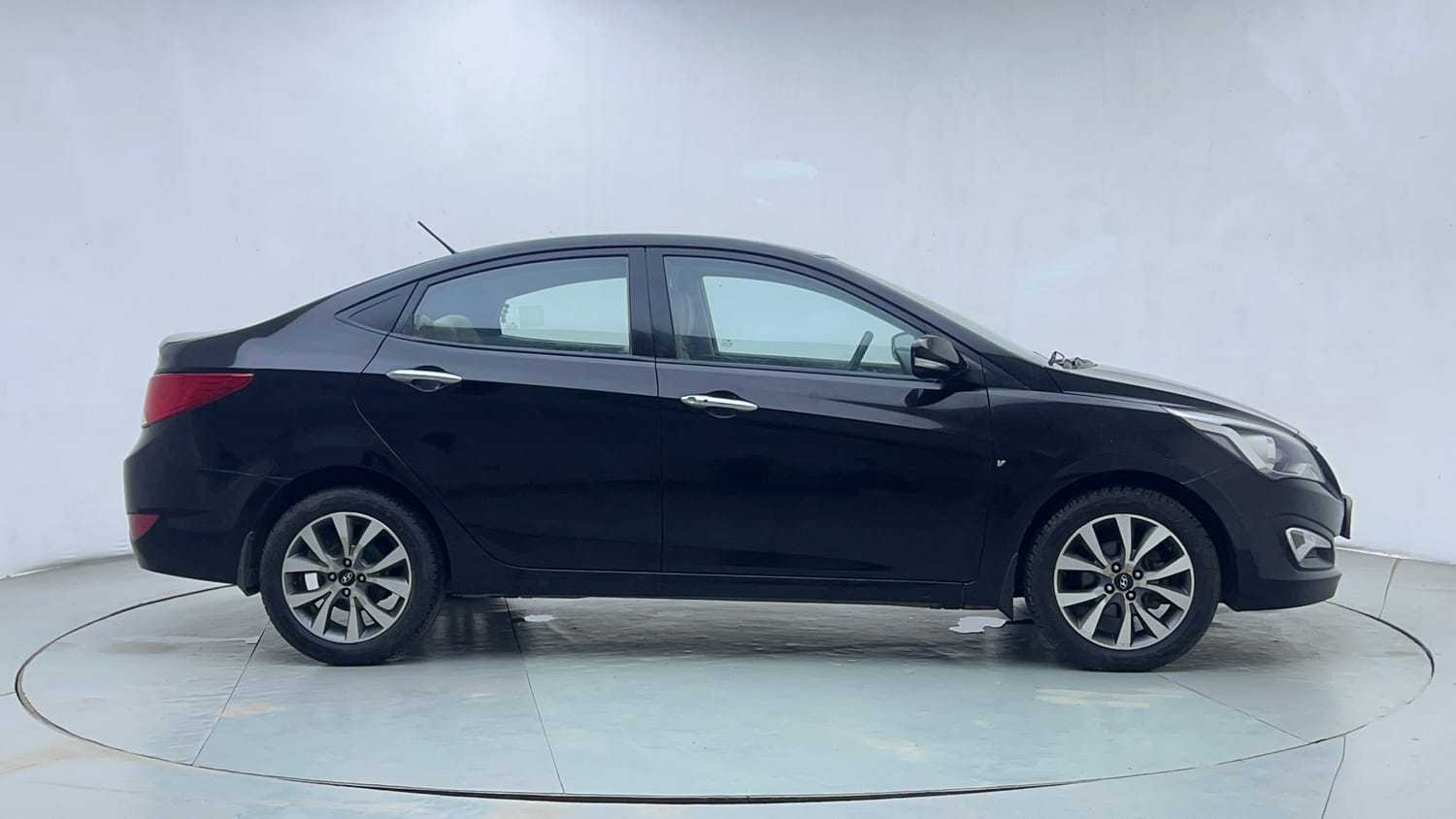 Used 2015 Hyundai Fluidic Verna 4S 1.6 VTVT S(O) Petrol Manual exterior RIGHT SIDE VIEW