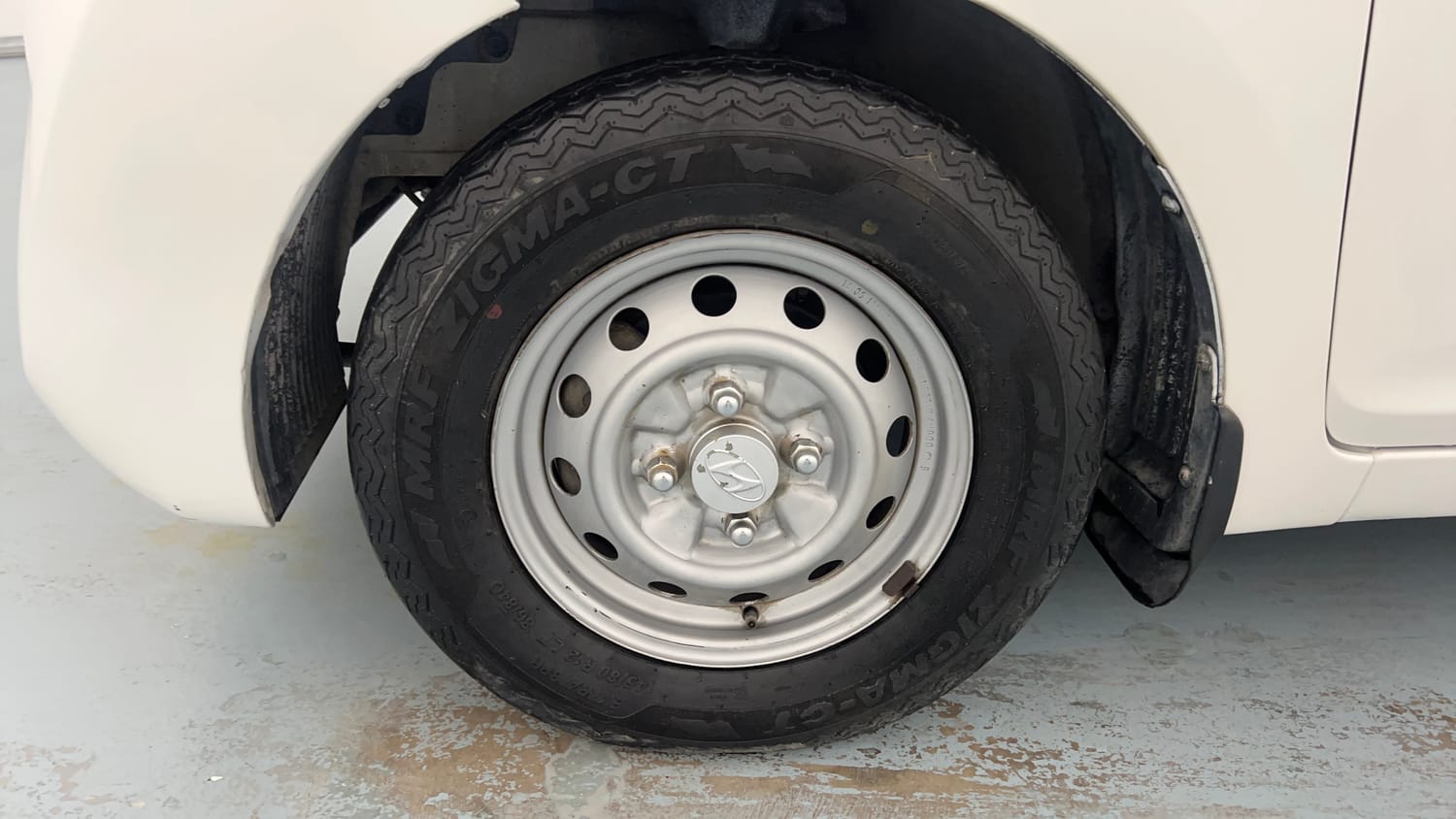 Used 2014 Hyundai Eon Era + Petrol Manual tyres LEFT FRONT TYRE RIM VIEW