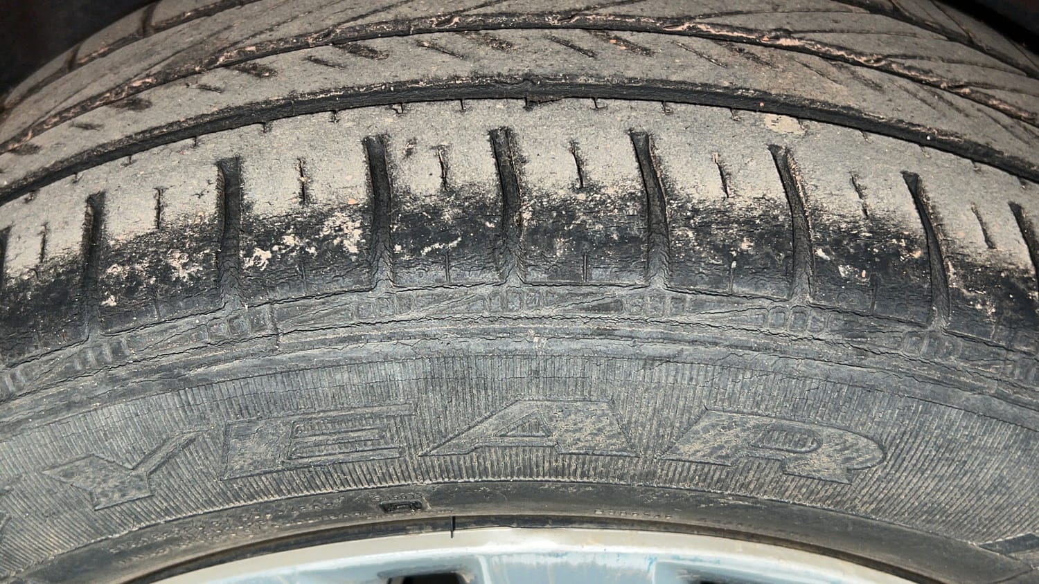 Used 2016 Volkswagen Polo Comfortline 1.2L (P) Petrol Manual tyres RIGHT REAR TYRE TREAD VIEW