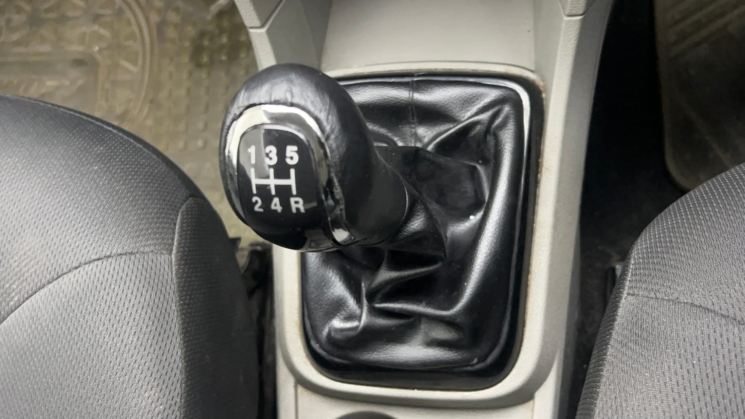 Used 2018 Tata Tiago XZ W/O Alloy Petrol + CNG(Outside Fitted) Cng Manual interior GEAR  KNOB VIEW