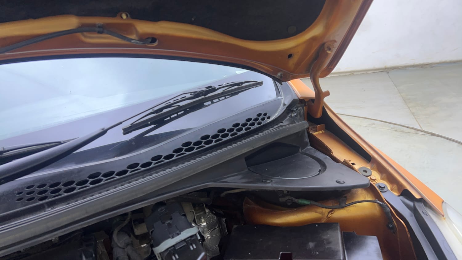 Used 2016 Tata Tiago Revotron XZ Petrol Manual engine ENGINE LEFT SIDE HINGE & APRON VIEW