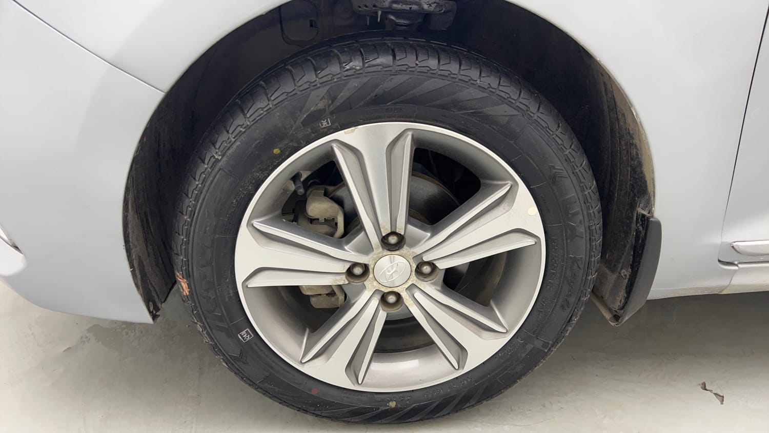 Used 2019 Hyundai Verna SX (O) 1.6 VTVT AT Petrol Automatic tyres LEFT FRONT TYRE RIM VIEW