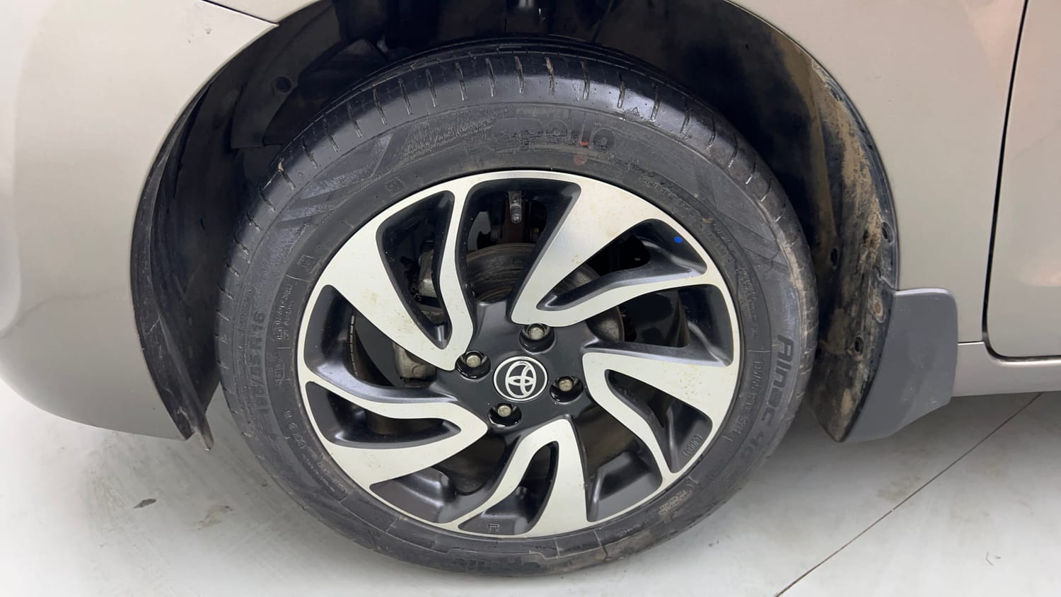 Used 2020 Toyota Glanza V Petrol Manual tyres LEFT FRONT TYRE RIM VIEW
