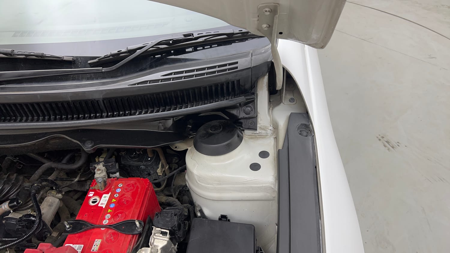 Used 2020 Maruti Suzuki Ciaz Delta 1.5 Petrol Manual engine ENGINE LEFT SIDE HINGE & APRON VIEW