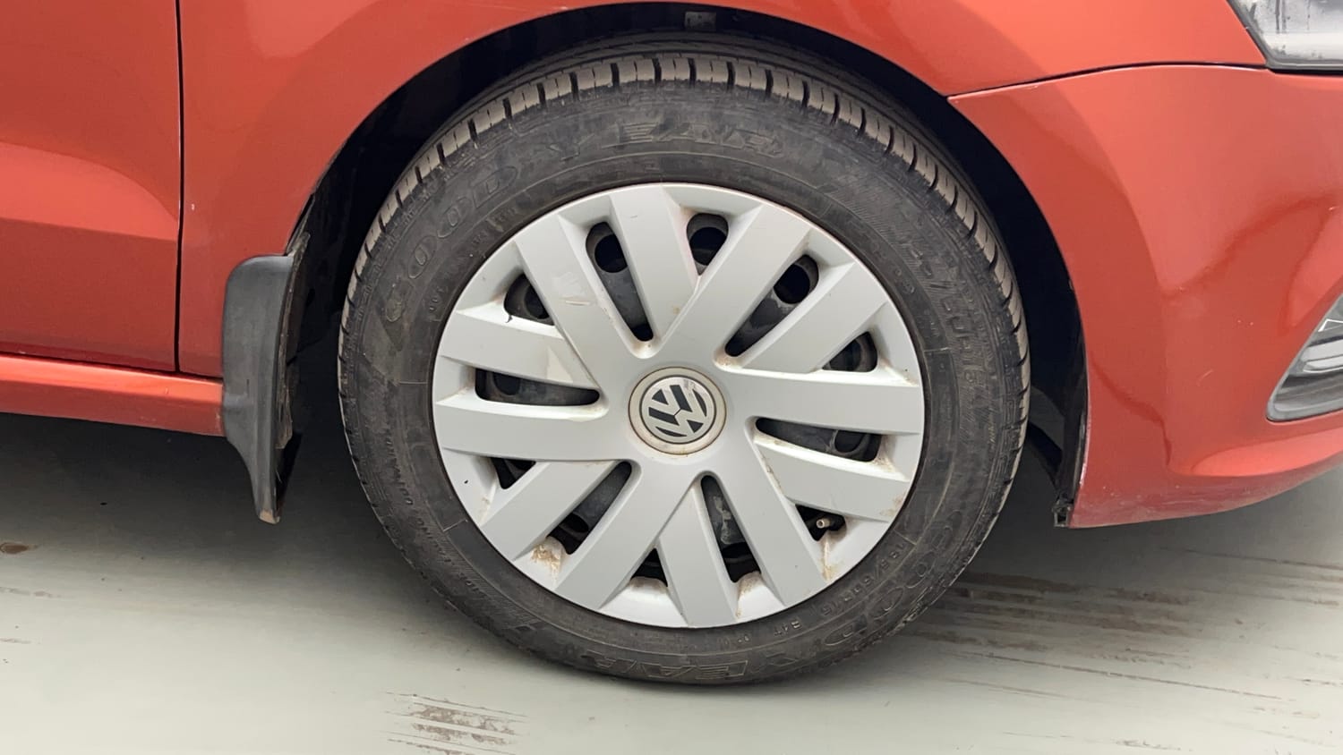 Used 2016 Volkswagen Polo Comfortline 1.2L (P) Petrol Manual tyres RIGHT FRONT TYRE RIM VIEW
