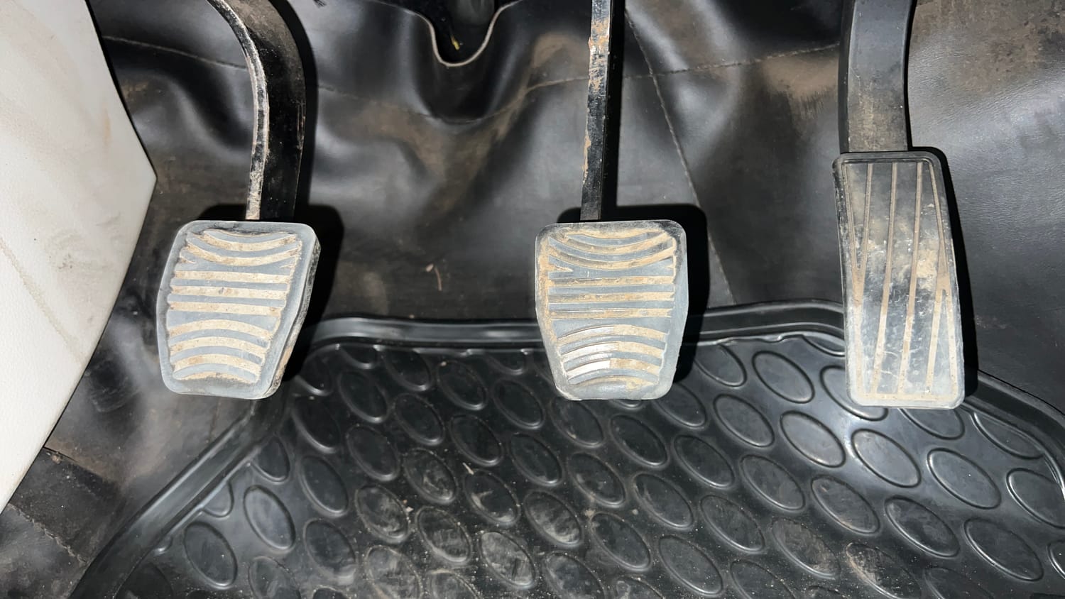 Used 2022 Mahindra XUV 300 W8 (O) 1.2 Petrol Petrol Manual interior PEDALS VIEW