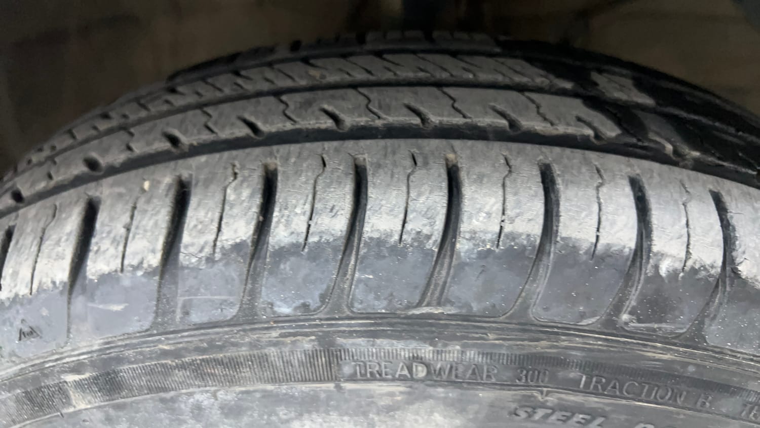 Used 2022 Maruti Suzuki Swift VXi AMT Petrol Automatic tyres RIGHT FRONT TYRE TREAD VIEW