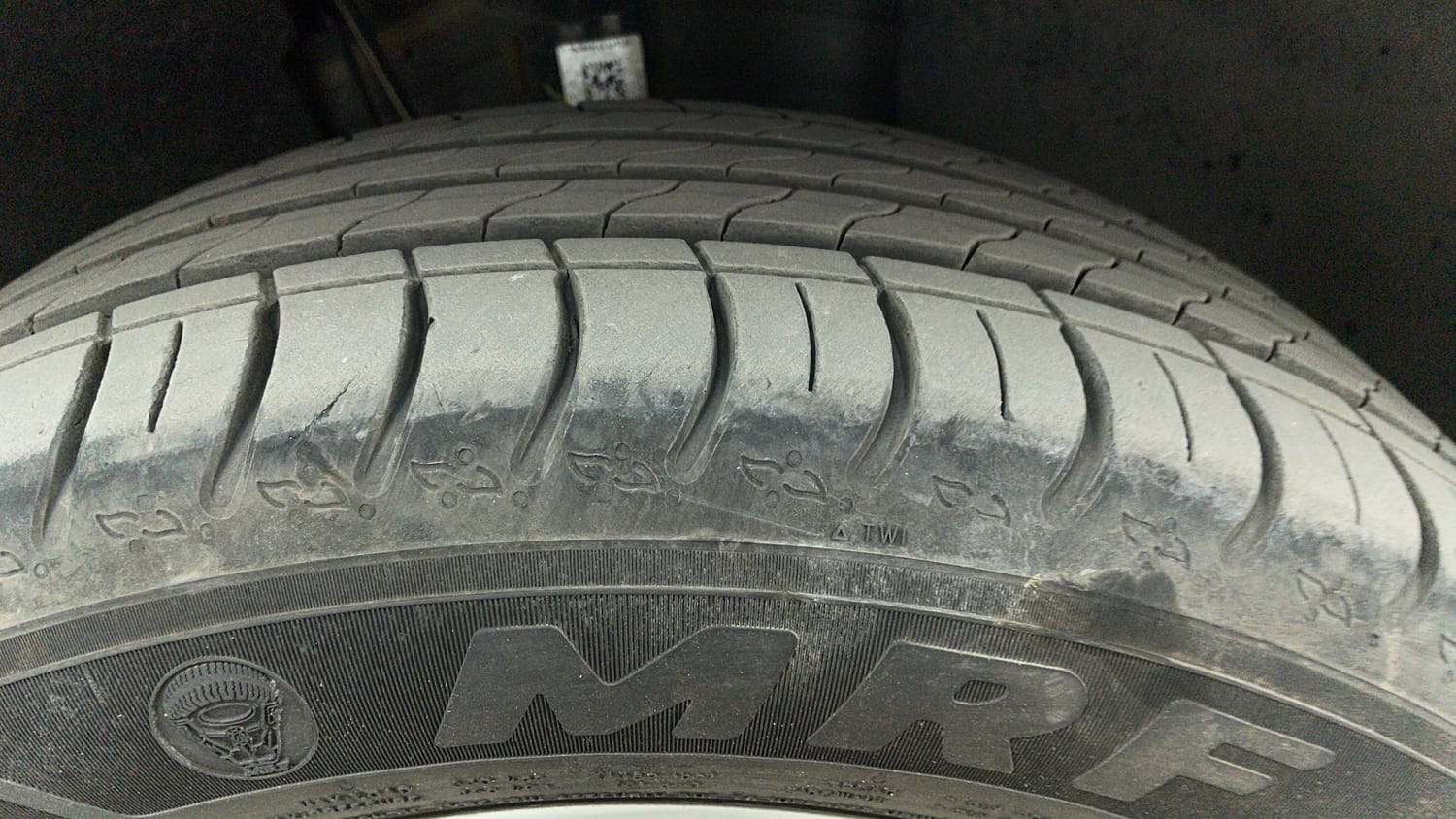 Used 2025 Skoda Kylaq Signature+ 1.0 TSI Petrol Manual tyres RIGHT FRONT TYRE TREAD VIEW