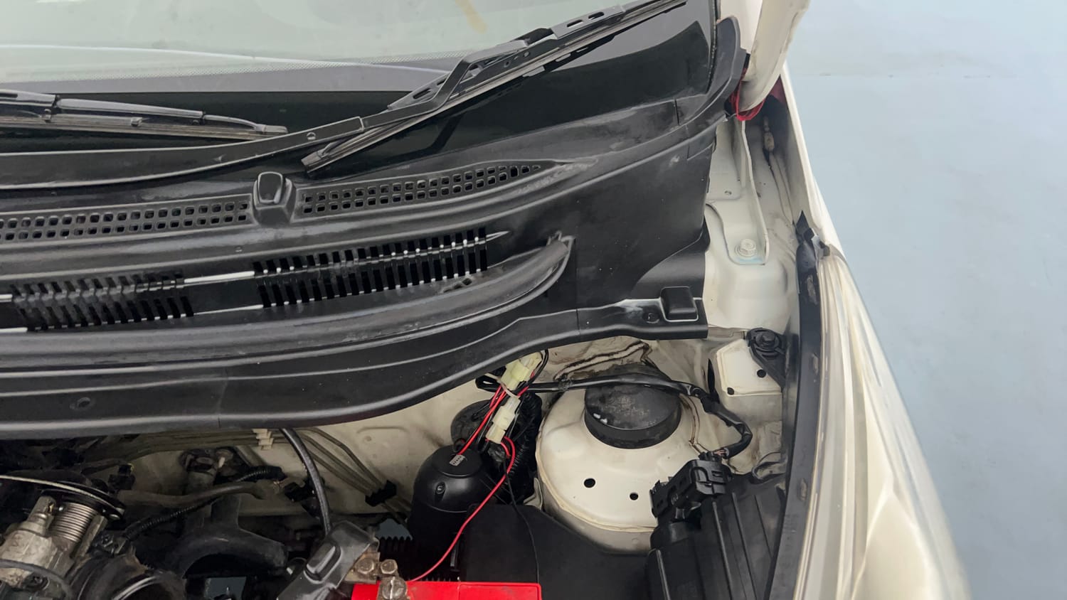 Used 2014 Hyundai Eon Era + Petrol Manual engine ENGINE LEFT SIDE HINGE & APRON VIEW