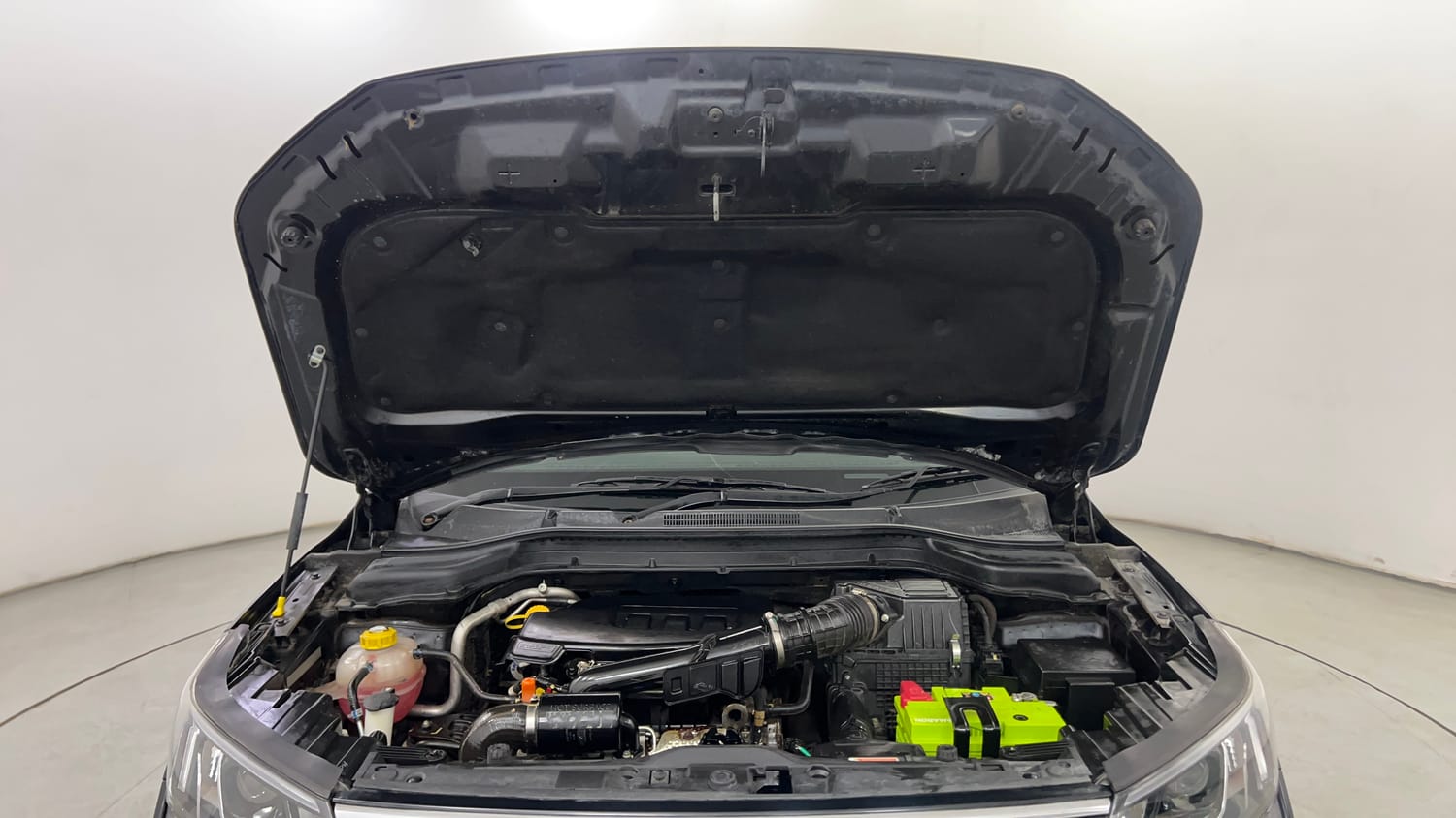 Used 2022 Mahindra XUV 300 W8 (O) 1.2 Petrol Petrol Manual engine ENGINE & BONNET OPEN FRONT VIEW