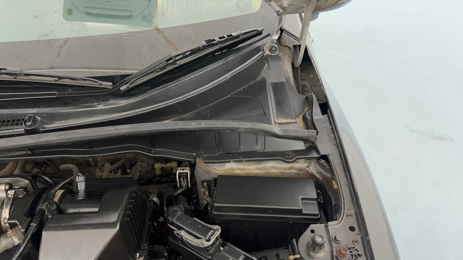Used 2015 Honda City VX Petrol Manual engine ENGINE LEFT SIDE HINGE & APRON VIEW