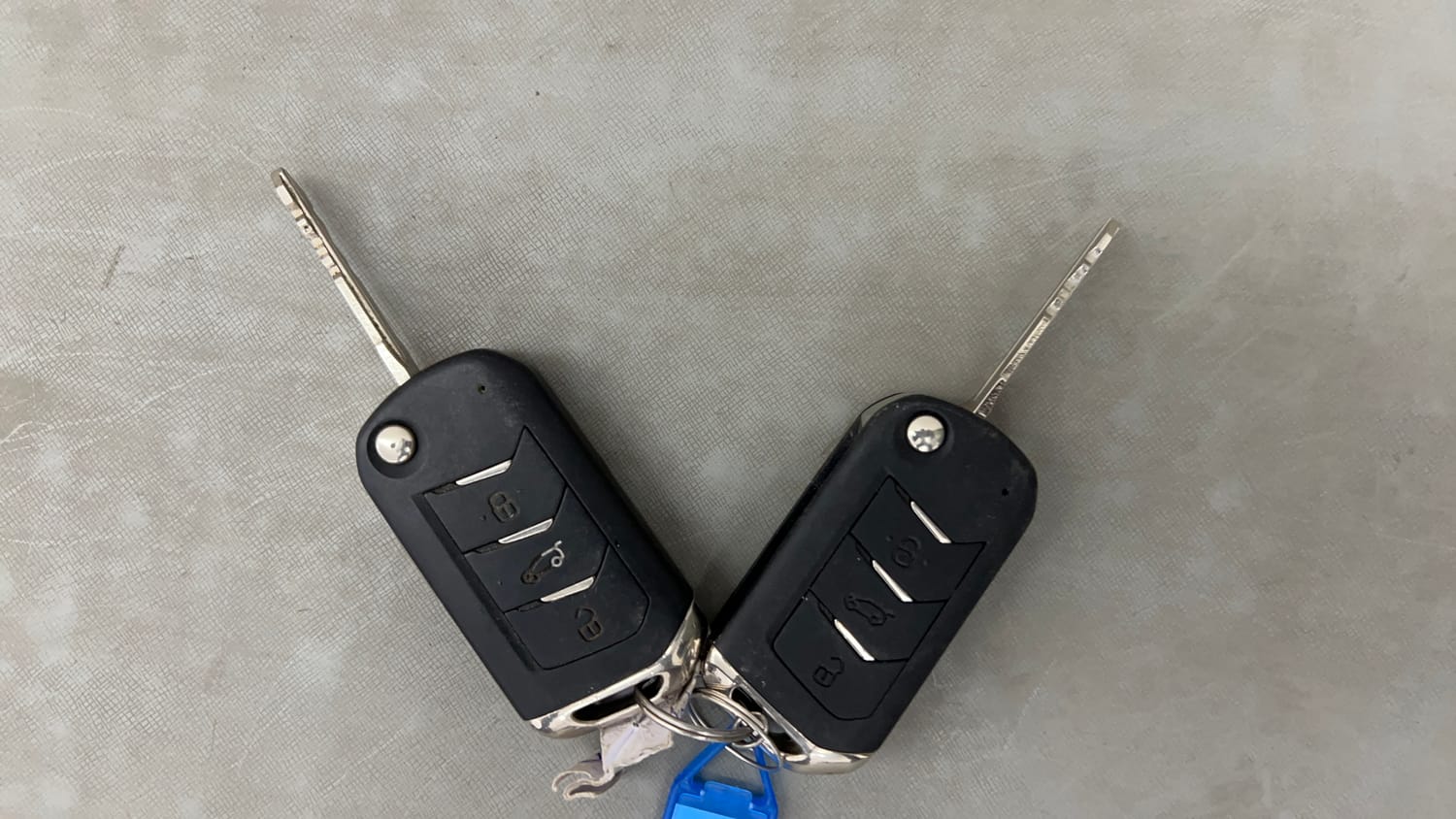 Used 2022 Mahindra XUV 300 W8 (O) 1.2 Petrol Petrol Manual extra CAR KEY VIEW