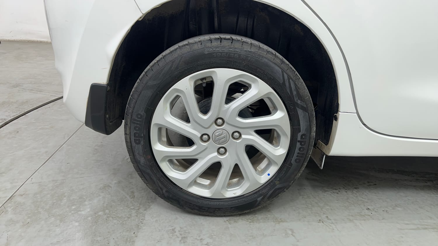 Used 2023 Maruti Suzuki Baleno Zeta AGS Petrol Automatic tyres RIGHT REAR TYRE RIM VIEW