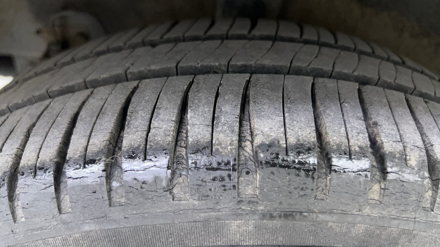 Used 2017 Hyundai Grand i10 Sportz (O) AT 1.2 Kappa VTVT Petrol Automatic tyres RIGHT REAR TYRE TREAD VIEW