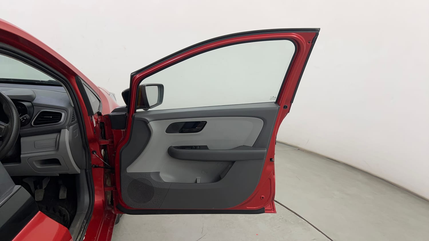 Used 2020 Tata Altroz XE Petrol Petrol Manual interior RIGHT FRONT DOOR OPEN VIEW