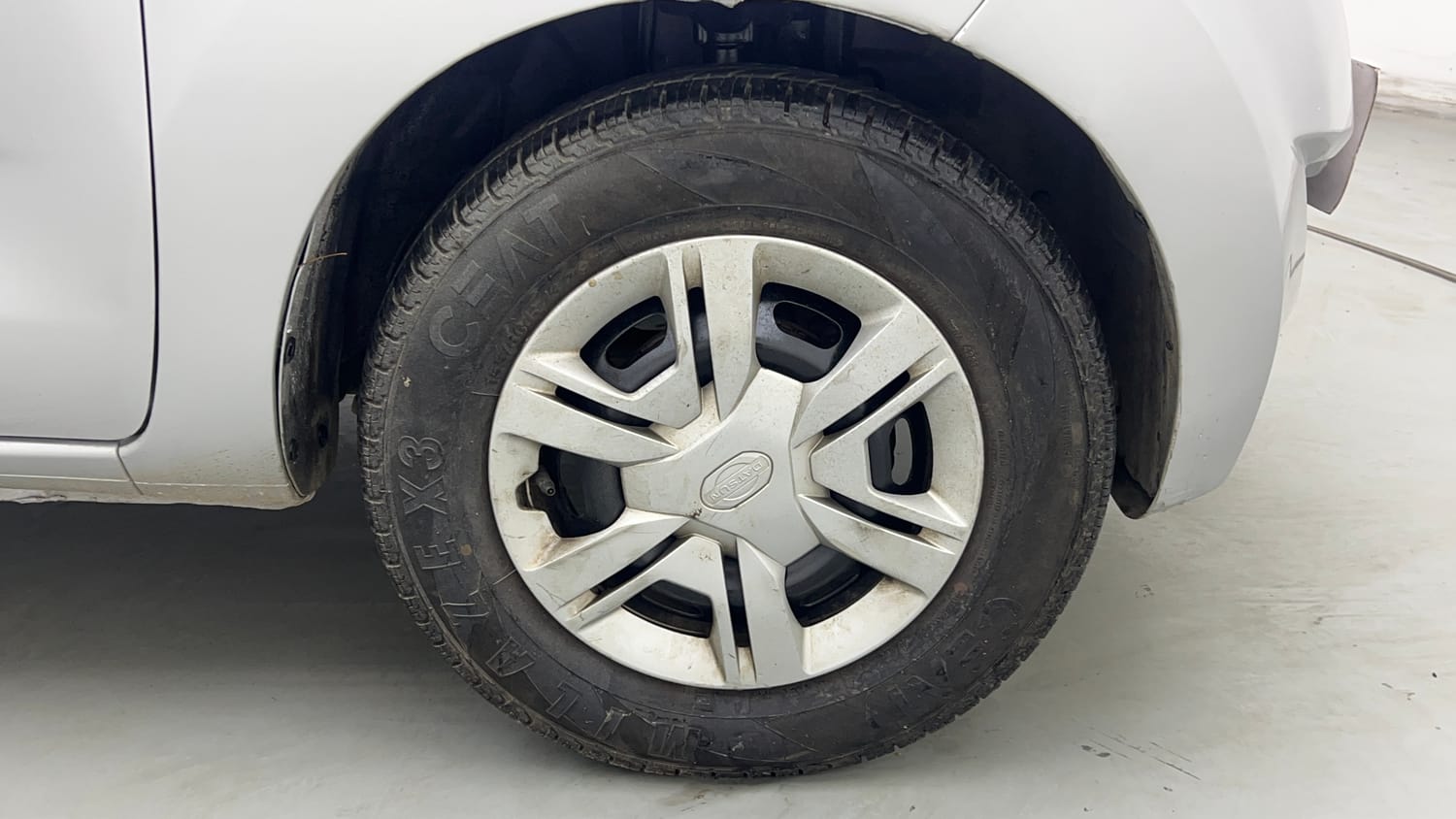 Used 2018 Datsun Redi-GO T(O) 1.0 AMT Petrol Automatic tyres RIGHT FRONT TYRE RIM VIEW
