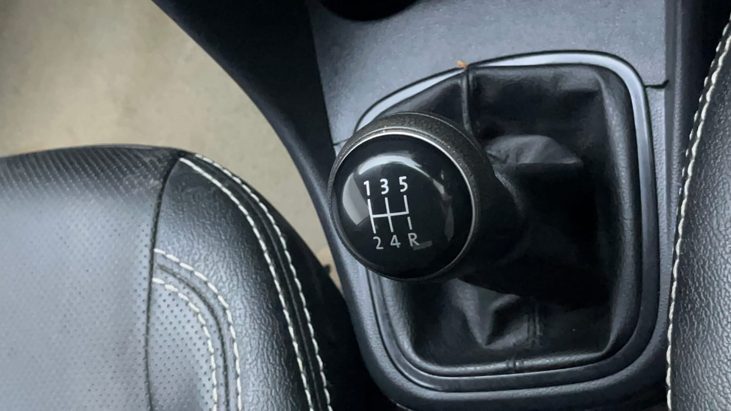Used 2020 Volkswagen Polo Comfortline 1.0L (P) Petrol Manual interior GEAR  KNOB VIEW