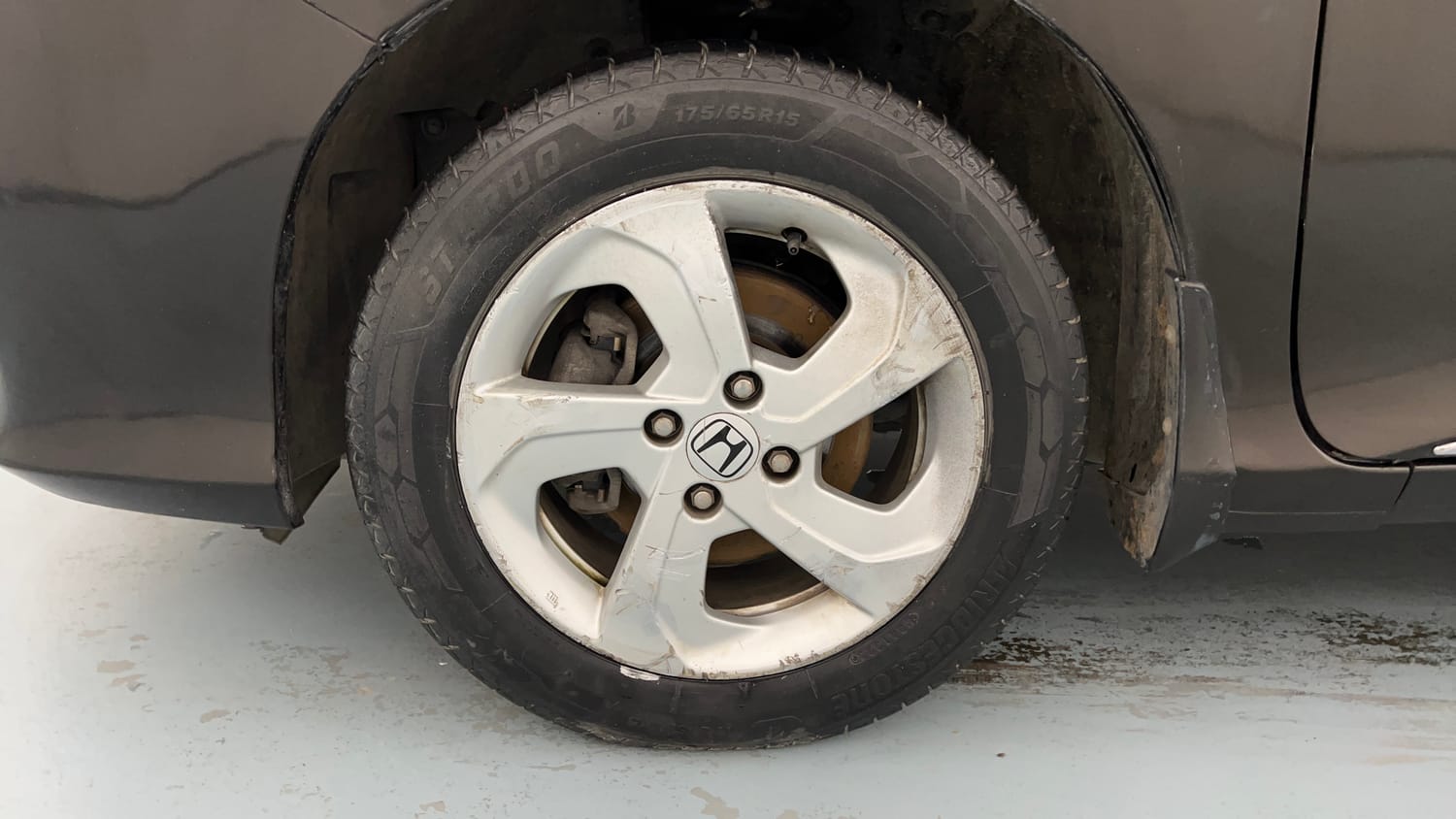 Used 2015 Honda City VX Petrol Manual tyres LEFT FRONT TYRE RIM VIEW