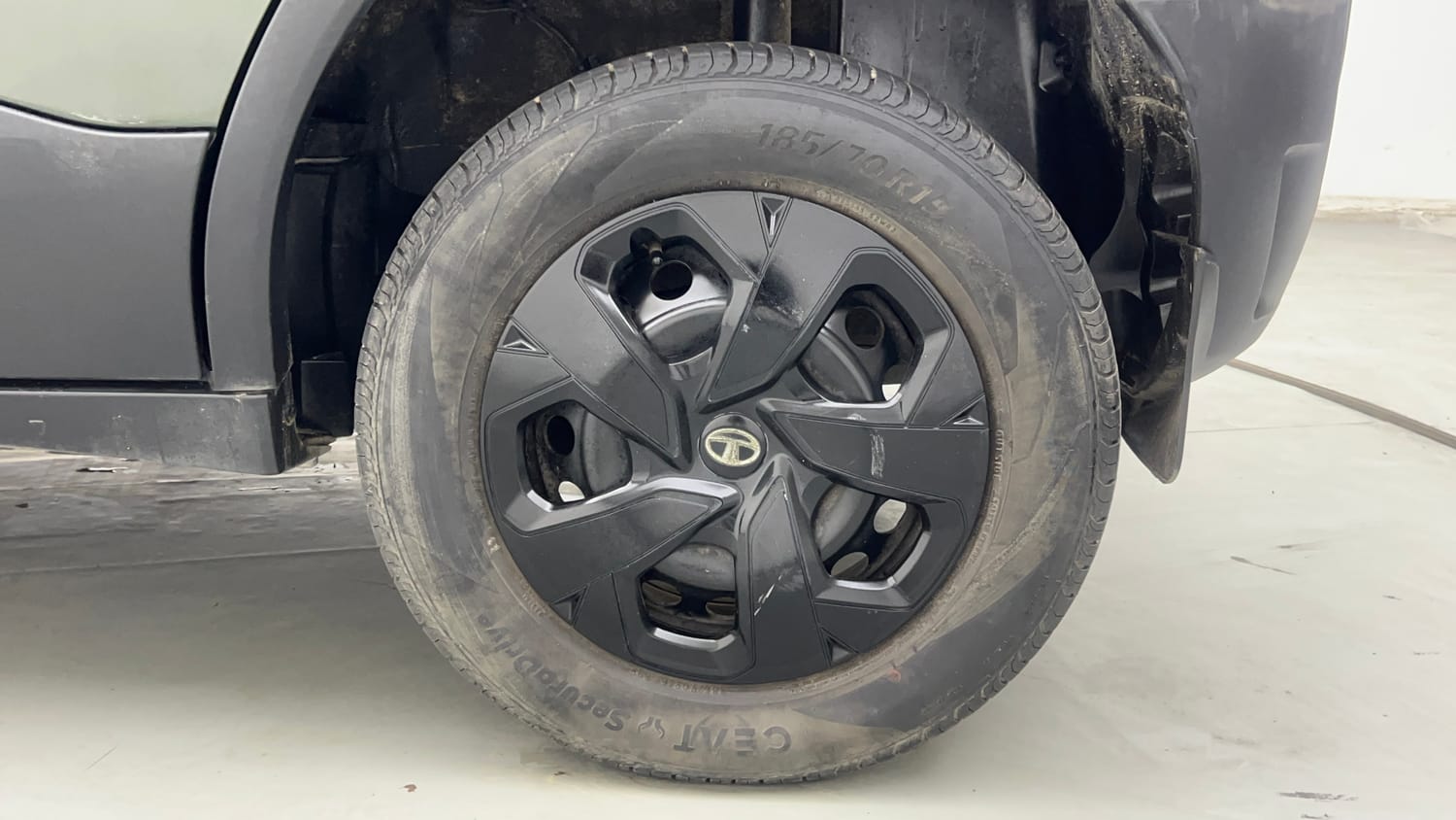 Used 2023 Tata Punch Camo Adventure Rhythm AMT Petrol Automatic tyres LEFT REAR TYRE RIM VIEW