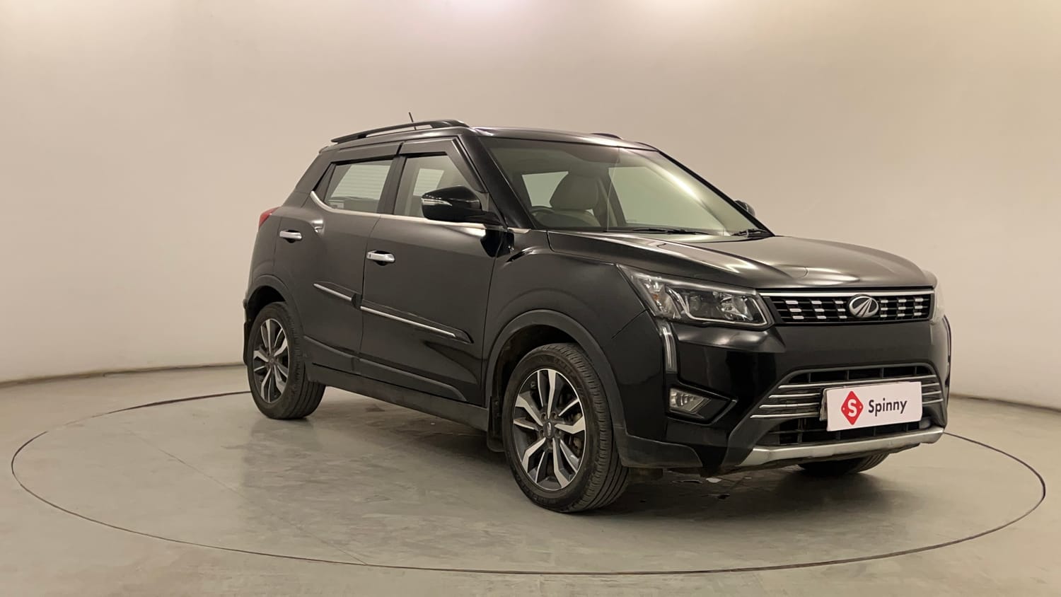 Used 2022 Mahindra XUV 300 W8 (O) 1.2 Petrol Petrol Manual exterior RIGHT FRONT CORNER VIEW
