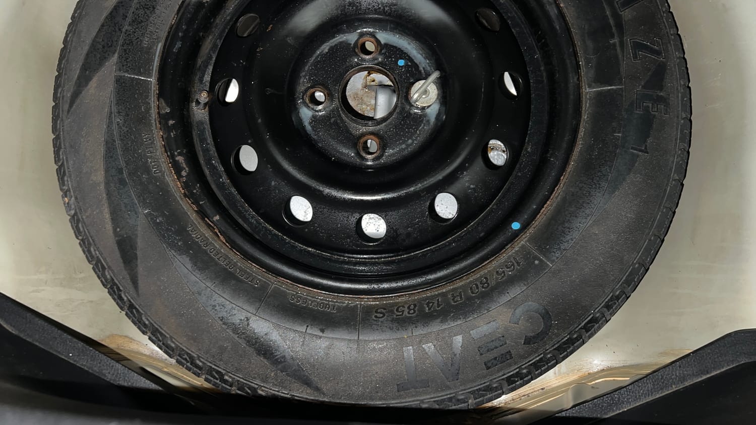Used 2015 Maruti Suzuki Swift VXi Petrol Manual tyres SPARE TYRE VIEW