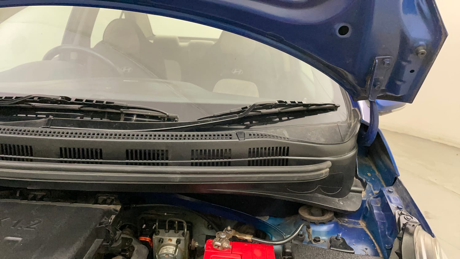 Used 2015 Hyundai Xcent SX 1.2 (O) Petrol Manual engine ENGINE LEFT SIDE HINGE & APRON VIEW
