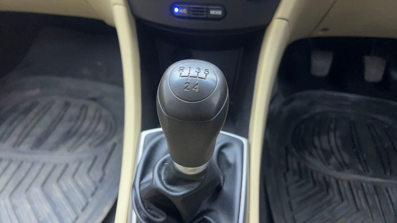 Used 2015 Hyundai Fluidic Verna 4S 1.6 VTVT S(O) Petrol Manual interior GEAR  KNOB VIEW