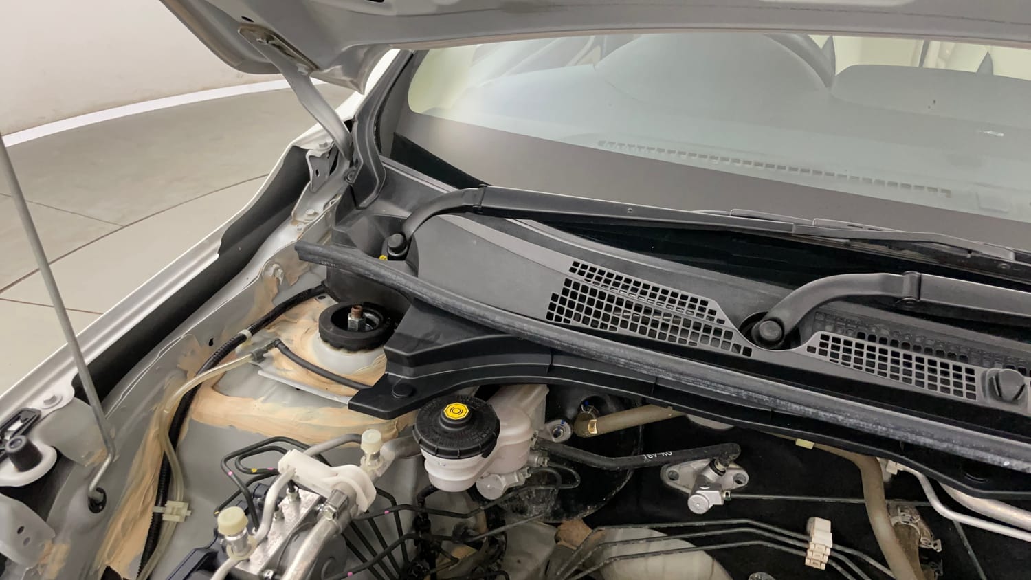 Used 2024 Honda Amaze S 1.2 Petrol MT Petrol Manual engine ENGINE RIGHT SIDE HINGE & APRON VIEW