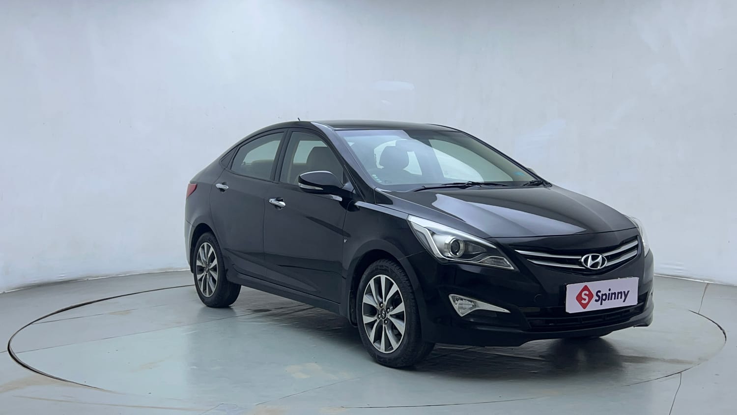 Used 2015 Hyundai Fluidic Verna 4S 1.6 VTVT S(O) Petrol Manual exterior RIGHT FRONT CORNER VIEW