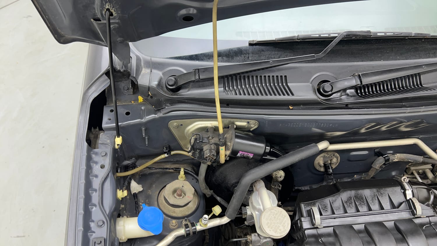 Used 2017 Maruti Suzuki Alto K10 LXi Petrol Manual engine ENGINE RIGHT SIDE HINGE & APRON VIEW