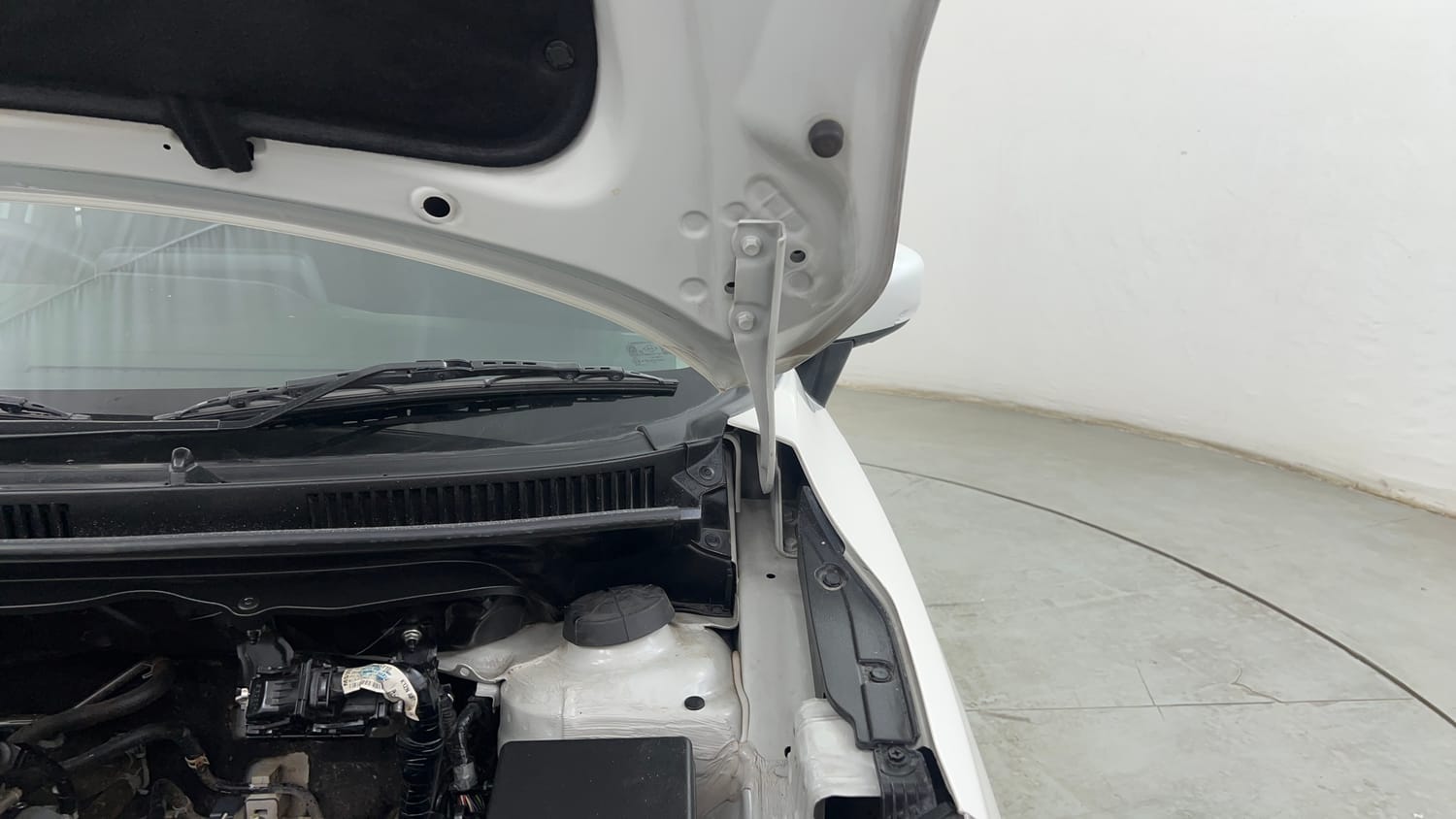 Used 2023 Maruti Suzuki Baleno Zeta AGS Petrol Automatic engine ENGINE LEFT SIDE HINGE & APRON VIEW
