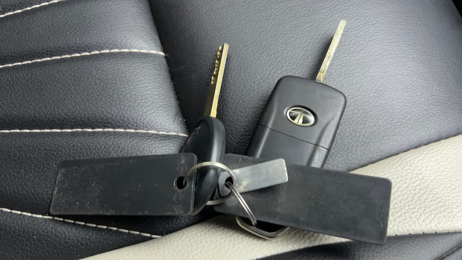 Used 2023 Tata Punch Camo Adventure Rhythm AMT Petrol Automatic extra CAR KEY VIEW
