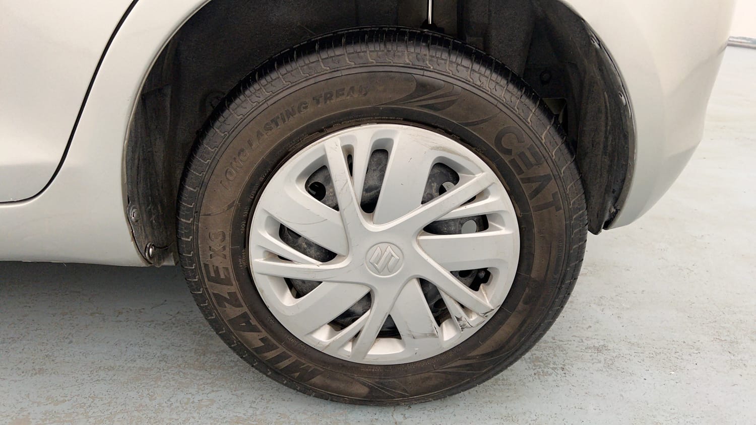 Used 2015 Maruti Suzuki Swift VXi Petrol Manual tyres LEFT REAR TYRE RIM VIEW
