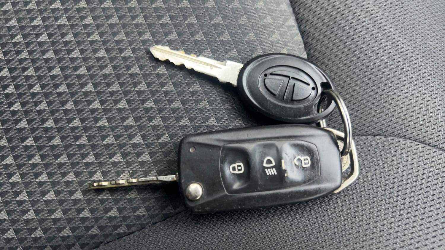 Used 2018 Tata Tiago XZ W/O Alloy Petrol + CNG(Outside Fitted) Cng Manual extra CAR KEY VIEW
