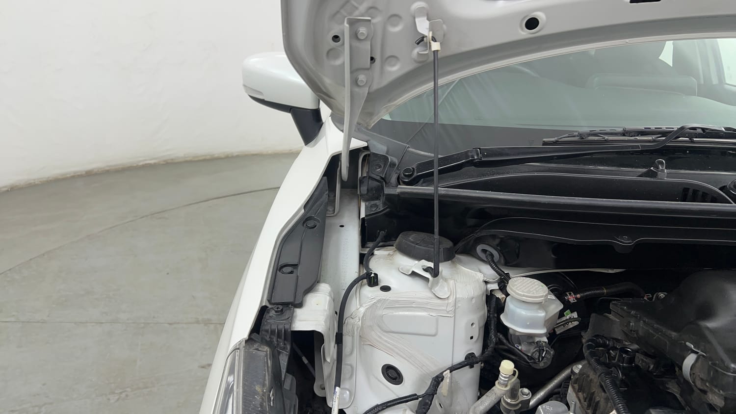 Used 2023 Maruti Suzuki Baleno Zeta AGS Petrol Automatic engine ENGINE RIGHT SIDE HINGE & APRON VIEW