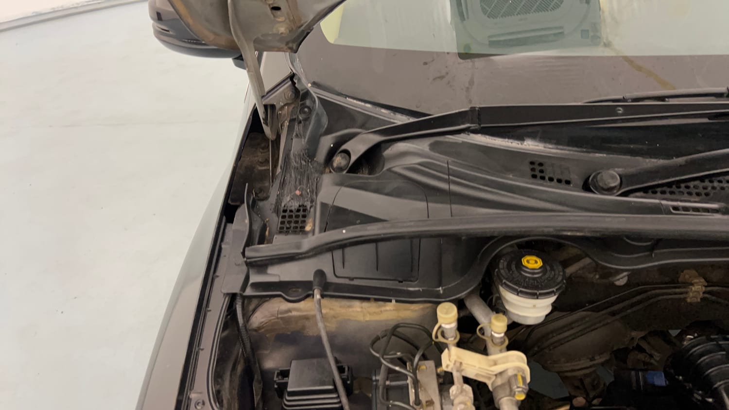 Used 2015 Honda City VX Petrol Manual engine ENGINE RIGHT SIDE HINGE & APRON VIEW