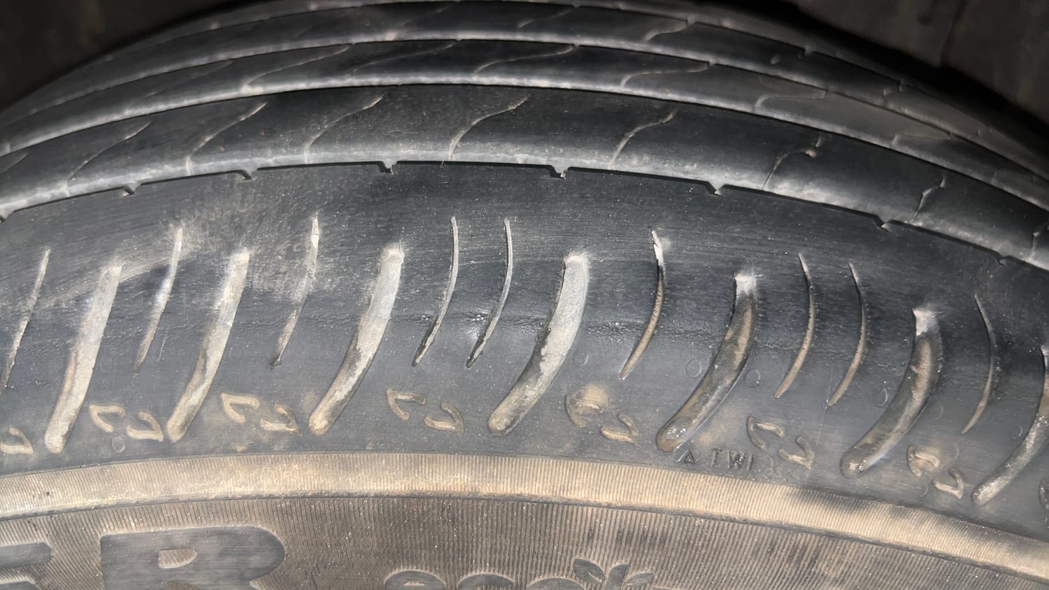Used 2021 Renault Kiger RXT MT Petrol Manual tyres RIGHT REAR TYRE TREAD VIEW
