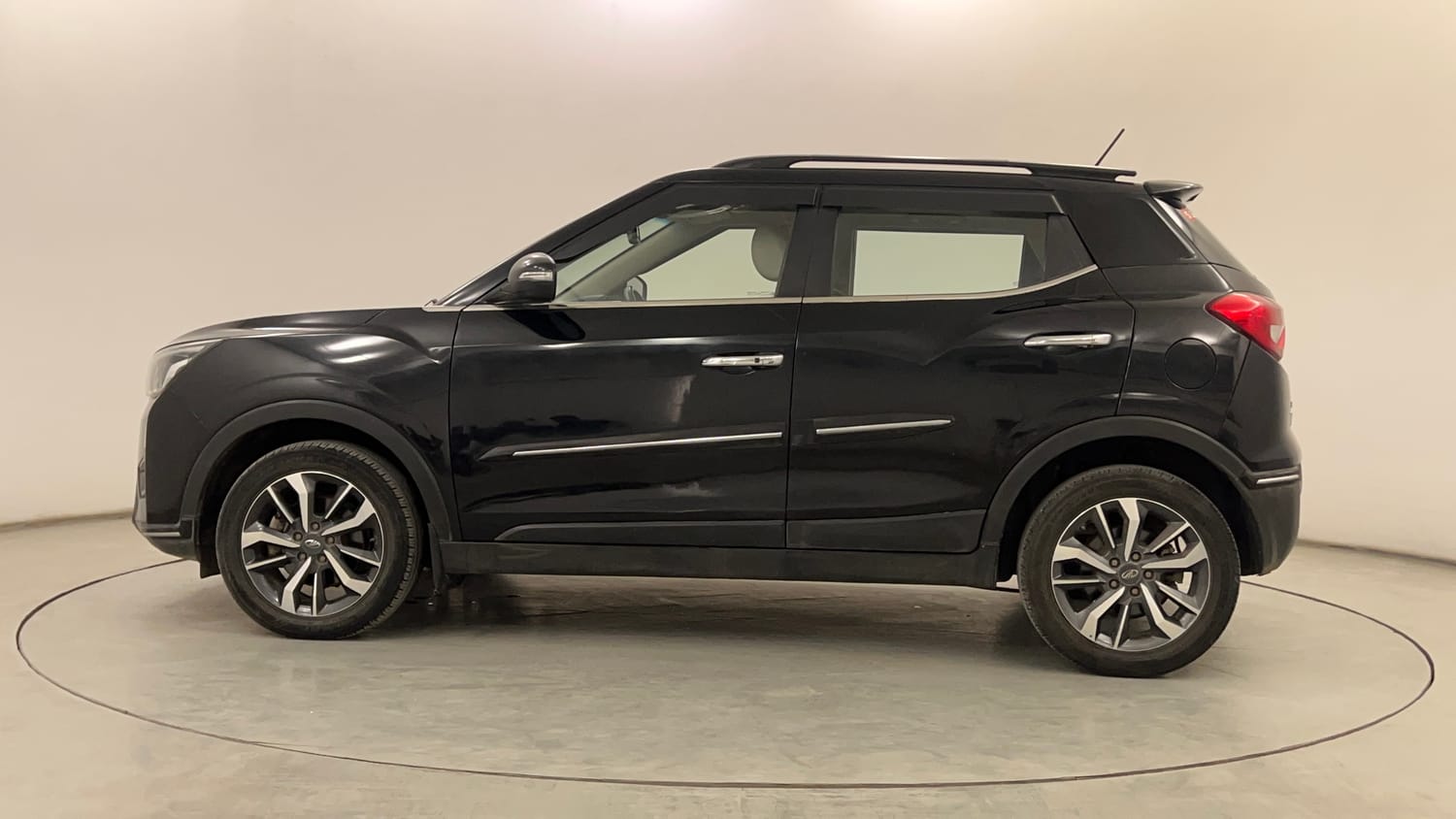 Used 2022 Mahindra XUV 300 W8 (O) 1.2 Petrol Petrol Manual exterior LEFT SIDE VIEW