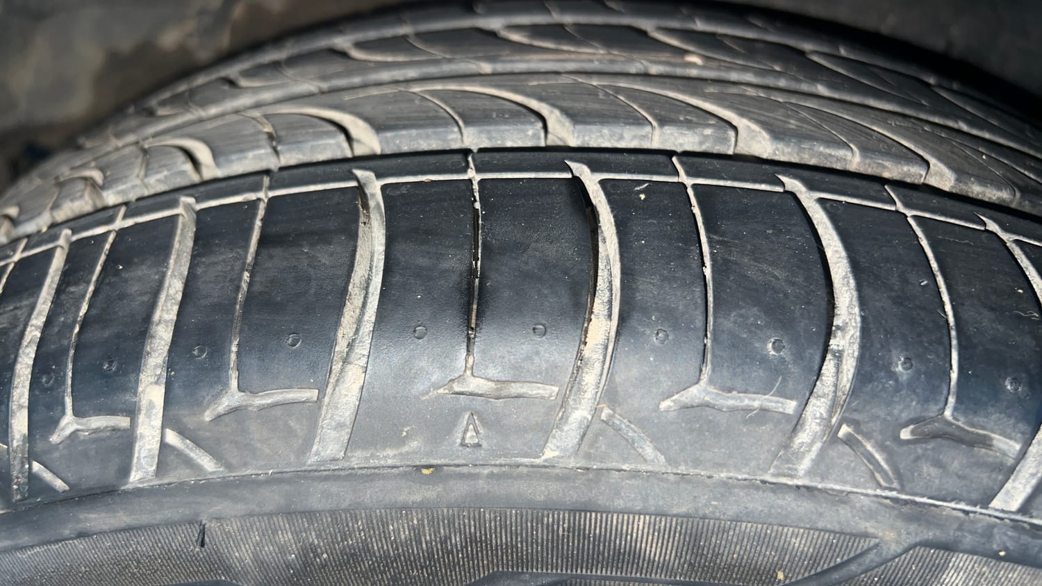 Used 2015 Hyundai Fluidic Verna 4S 1.6 VTVT S(O) Petrol Manual tyres LEFT REAR TYRE TREAD VIEW