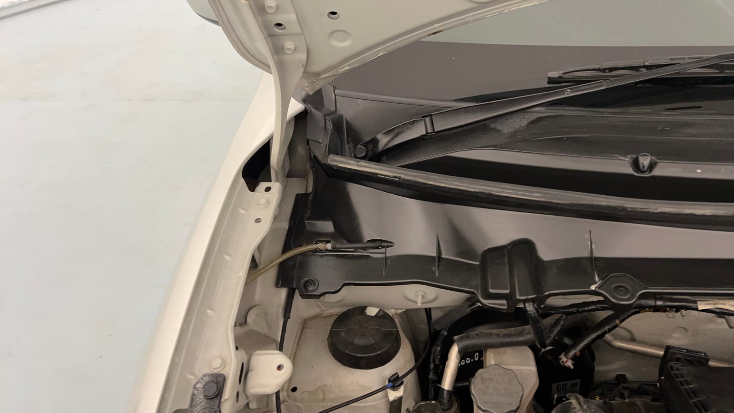 Used 2024 Maruti Suzuki Celerio VXi Petrol Manual engine ENGINE RIGHT SIDE HINGE & APRON VIEW