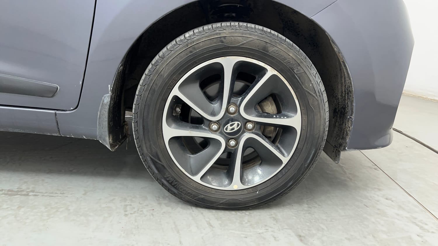 Used 2017 Hyundai Grand i10 Sportz (O) AT 1.2 Kappa VTVT Petrol Automatic tyres RIGHT FRONT TYRE RIM VIEW