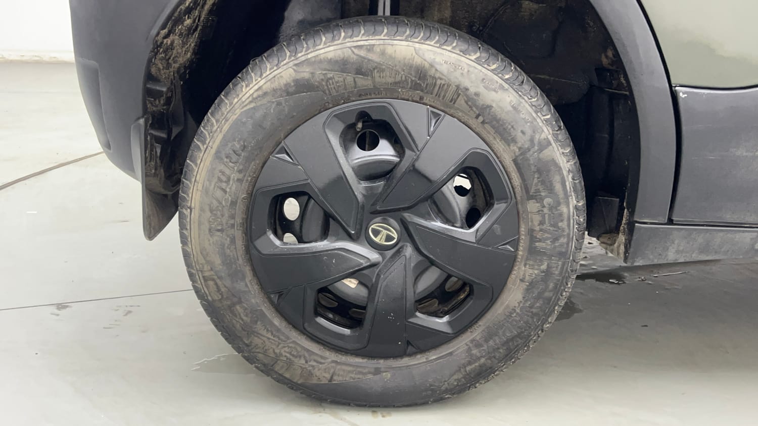 Used 2023 Tata Punch Camo Adventure Rhythm AMT Petrol Automatic tyres RIGHT REAR TYRE RIM VIEW