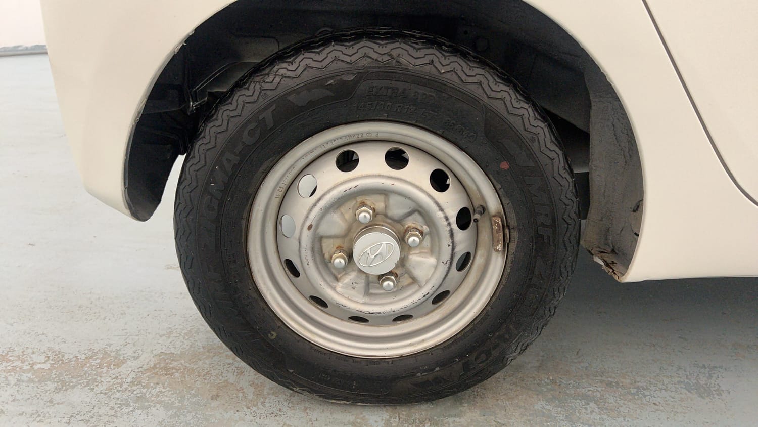 Used 2014 Hyundai Eon Era + Petrol Manual tyres RIGHT REAR TYRE RIM VIEW