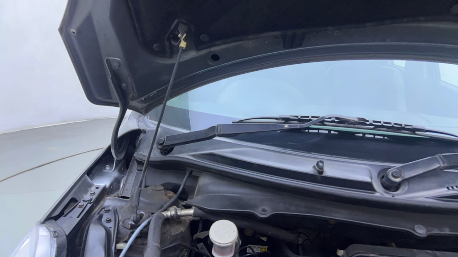 Used 2012 Maruti Suzuki Swift VXi Petrol Manual engine ENGINE RIGHT SIDE HINGE & APRON VIEW