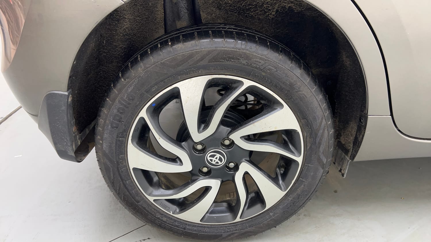 Used 2020 Toyota Glanza V Petrol Manual tyres RIGHT REAR TYRE RIM VIEW
