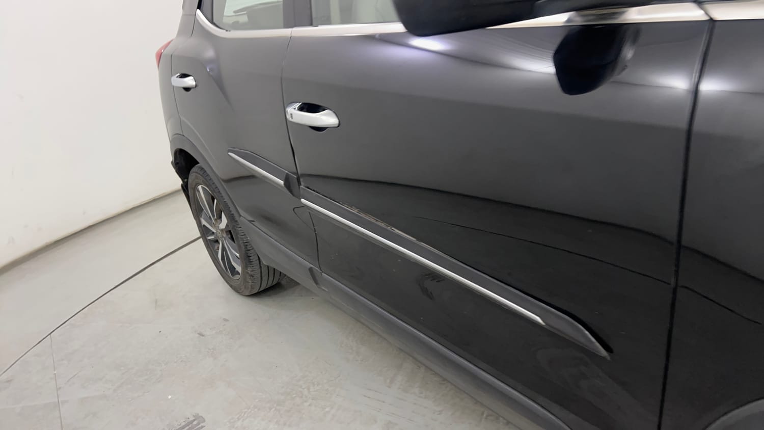 Used 2022 Mahindra XUV 300 W8 (O) 1.2 Petrol Petrol Manual dents MINOR DENT
